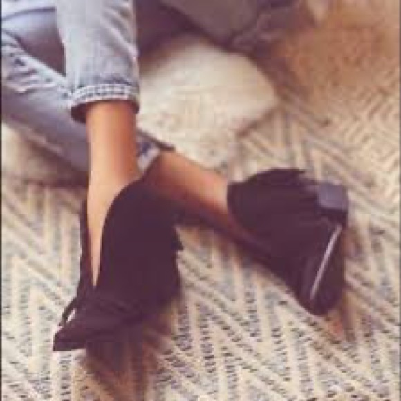 Coconuts by Matisse Fringe V Cut Booties (size 6M).🌹 - Picture 3 of 15